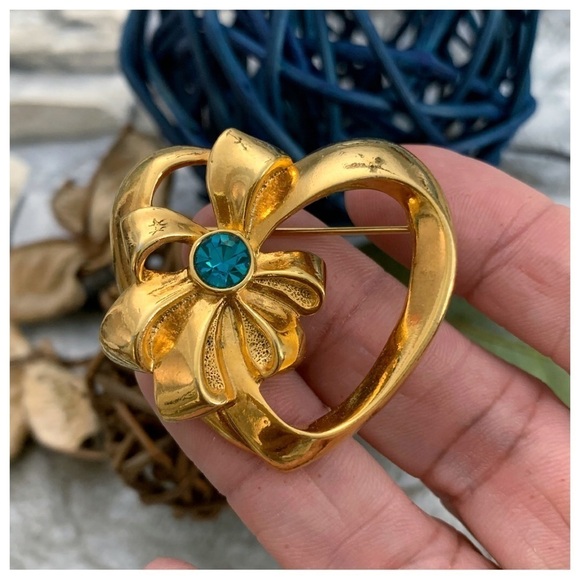 Vintage 1992 Avon May Simulated Emerald Pick Your Birthstone Heart Brooch Pin - Picture 1 of 5